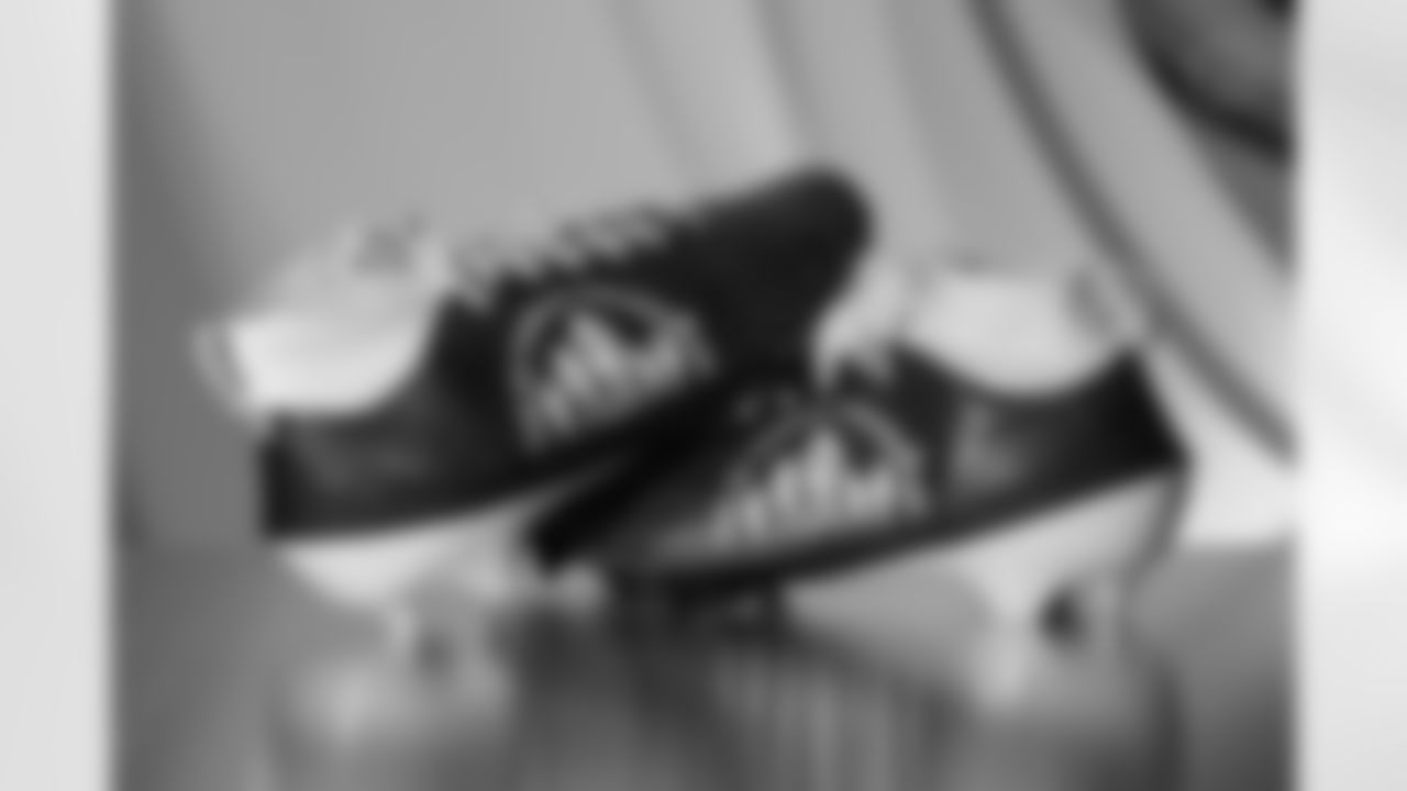 Pittsburgh Steelers tight end Jonnu Smith (81) will showcase his custom cleats supporting the Nu Family Foundation during Week 13. (Alysa Rubin / Pittsburgh Steelers)