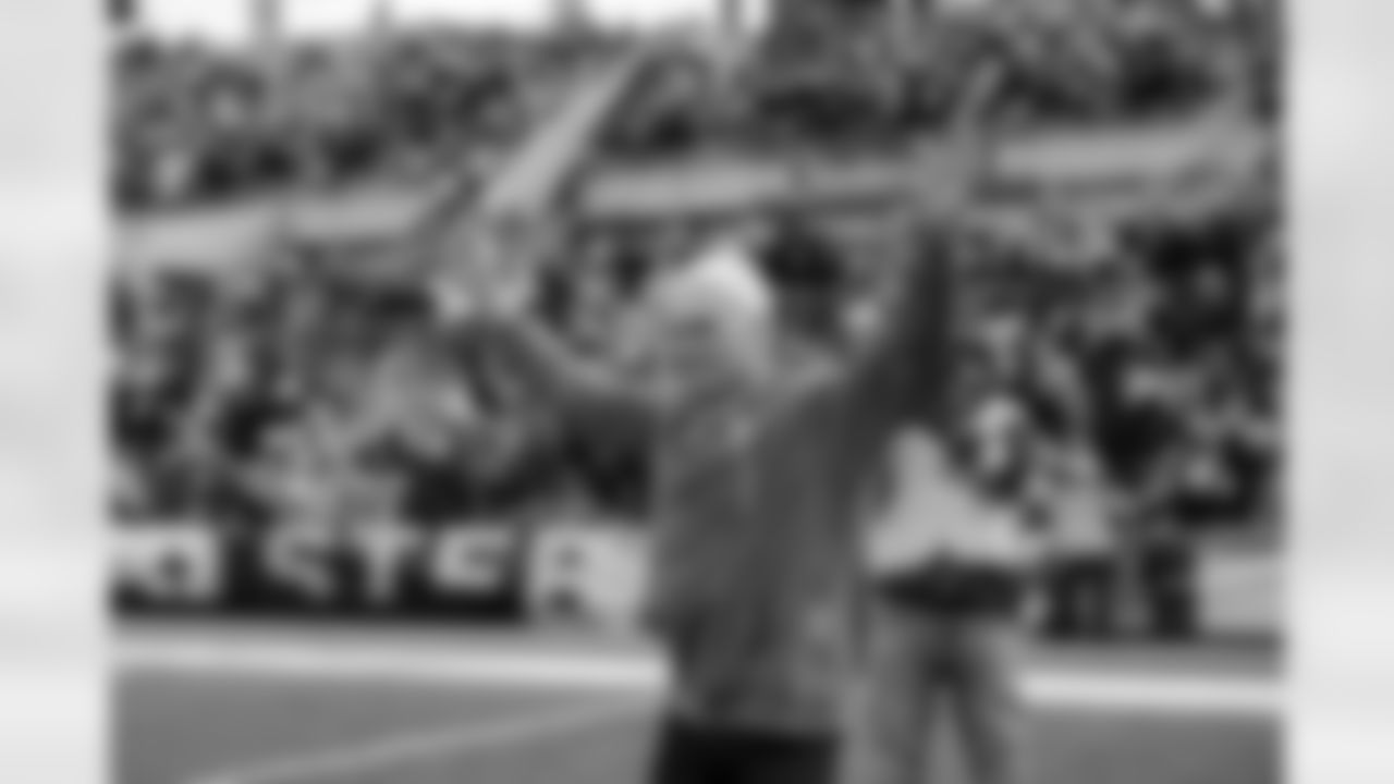 Rocky Bleier led the Terrible Towel Twirl for the Steelers game against the Cincinnati Bengals in 2025