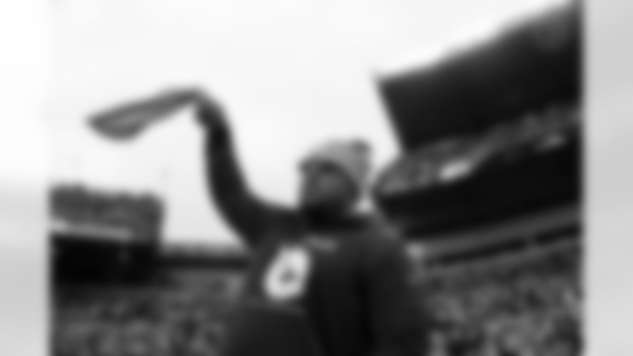 Casey Hampton led the Terrible Towel Twirl for the Steelers game against the Detroit Lions in 2021