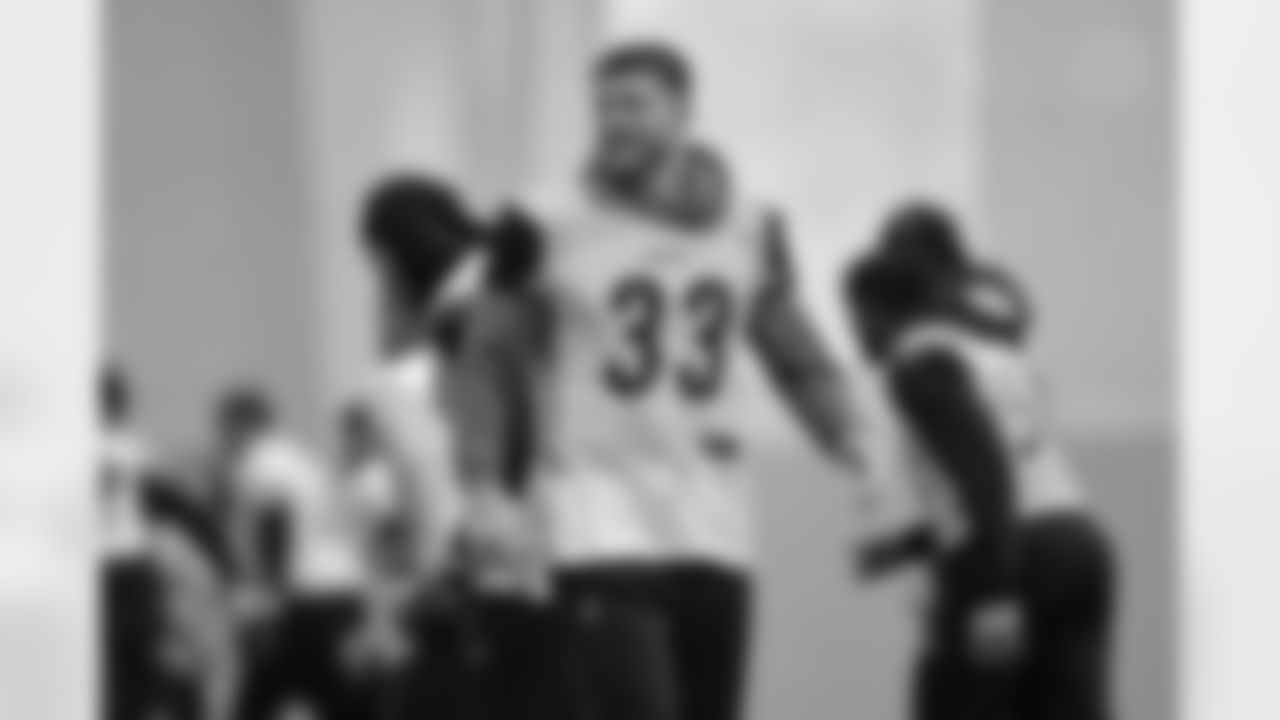 Pittsburgh Steelers linebacker Jack Sawyer (33) during practice at the UPMC Rooney Sports Complex preparing for a Week 16 matchup against the Detroit Lions, Friday, Dec. 19, 2025 in Pittsburgh, PA. (Alysa Rubin / Pittsburgh Steelers)