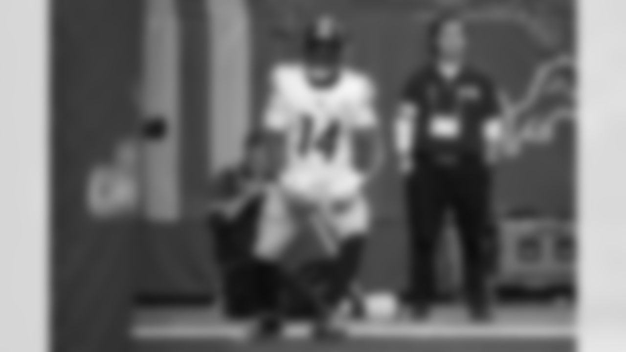 Pittsburgh Steelers running back Kenneth Gainwell (14) during a regular season game between the Pittsburgh Steelers and the Detroit Lions, Sunday, Dec. 21, 2025 in Detroit, MI. The Steelers defeated the Lions 29-24. (Karl Roser / Pittsburgh Steelers)