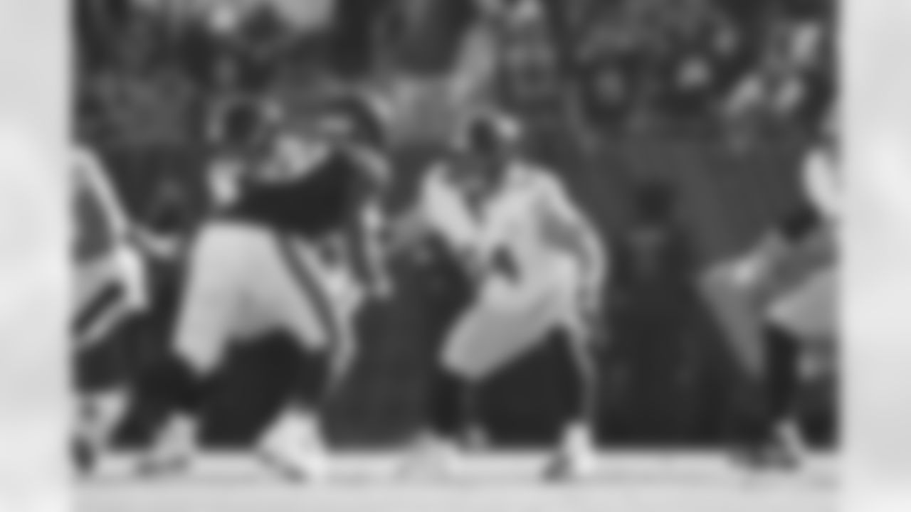 Pittsburgh Steelers center Zach Frazier (54) during a regular season game between the Pittsburgh Steelers and the Chicago Bears, Sunday, Nov. 23, 2025 in Chicago, IL. (Alysa Rubin / Pittsburgh Steelers)