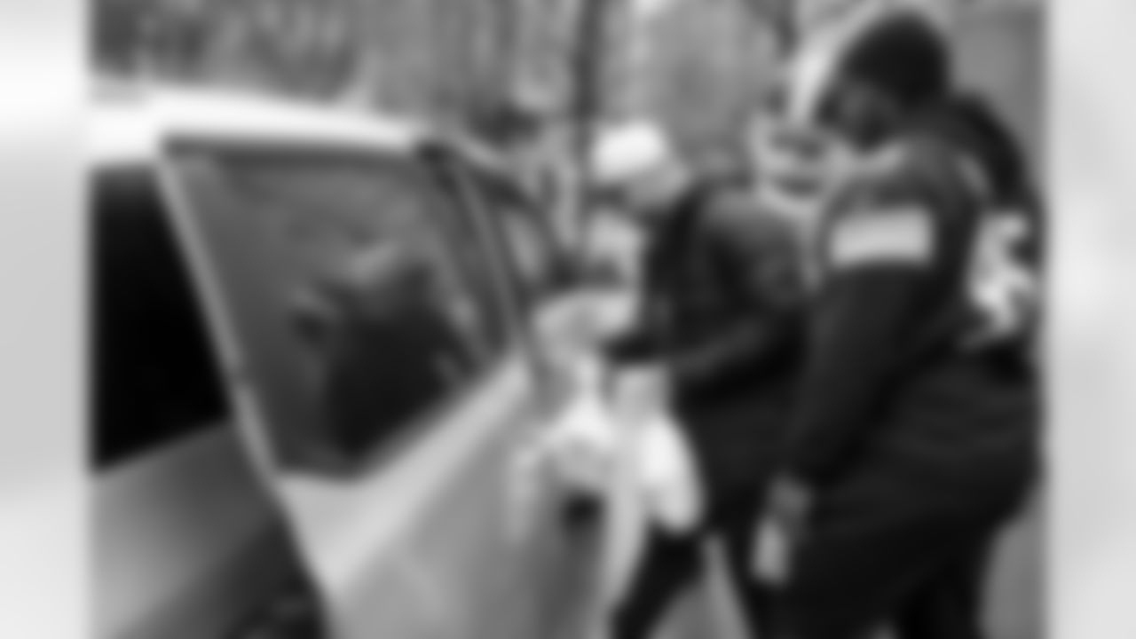 Pittsburgh Steelers distribute Thanksgiving food with the Pittsburgh Pirates and Pittsburgh Penguins on Tuesday, Nov. 25, 2025 in Pittsburgh, PA. (Karl Roser / Pittsburgh Steelers)