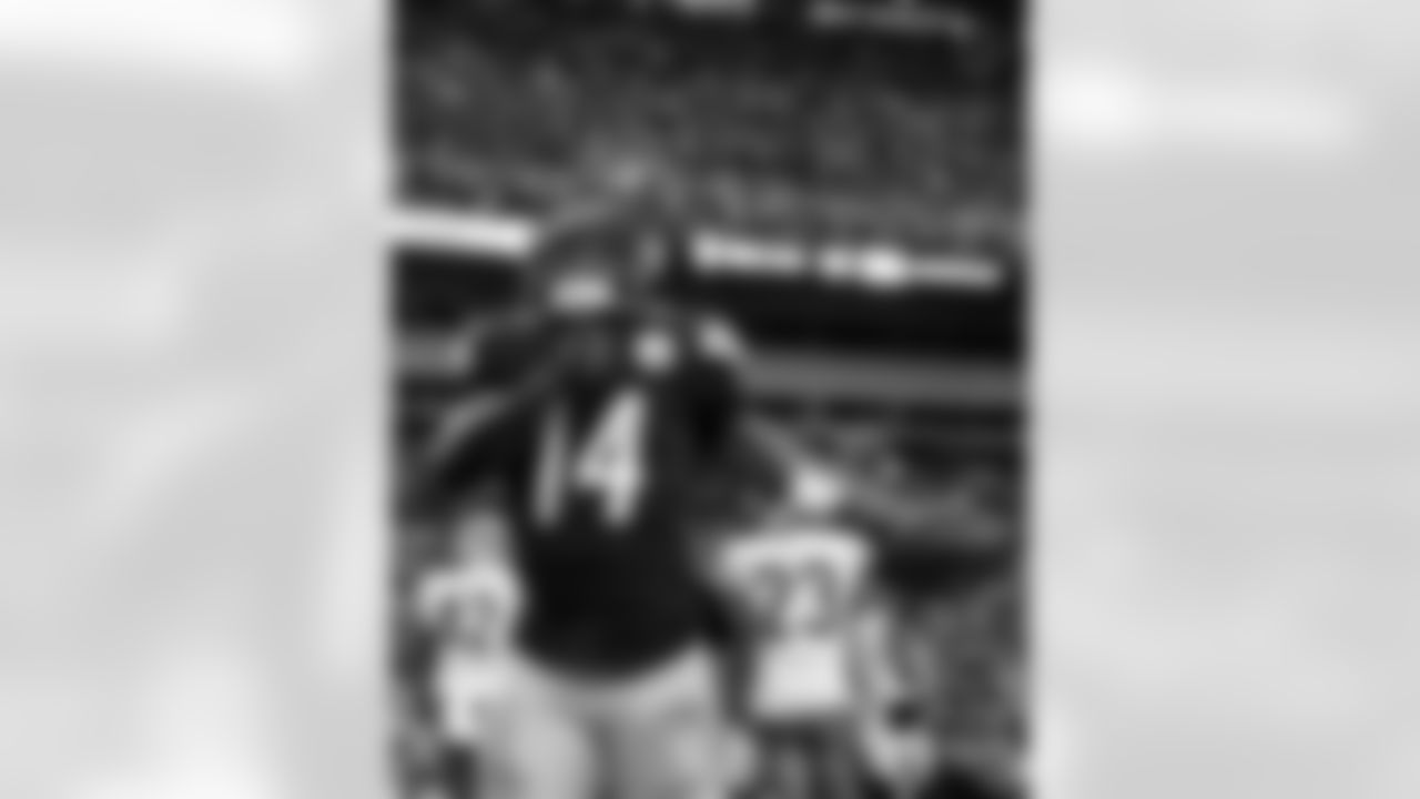 Pittsburgh Steelers running back Kenneth Gainwell (14) celebrates scoring a touchdown during a regular season game against the Cincinnati Bengals, Sunday, Nov. 16, 2025 in Pittsburgh, PA. The Steelers defeated the Bengals 34-12. (Alysa Rubin / Pittsburgh Steelers)