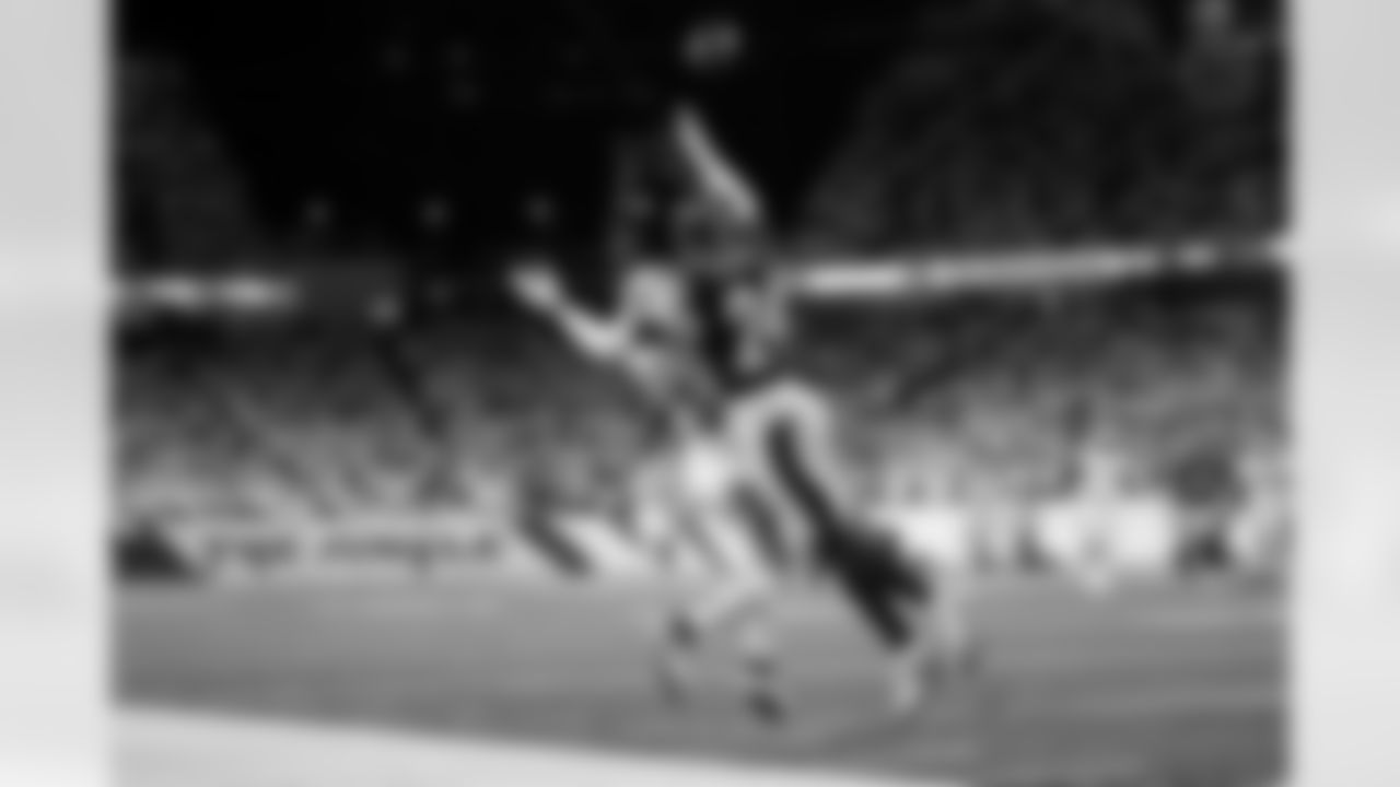 Pittsburgh Steelers cornerback Joey Porter Jr. (24) deflects a pass during a regular season game against the Cincinnati Bengals, Thursday, Oct. 16, 2025 in Cincinnati, OH. The Bengals beat the Steelers 33-31. (Alysa Rubin / Pittsburgh Steelers)