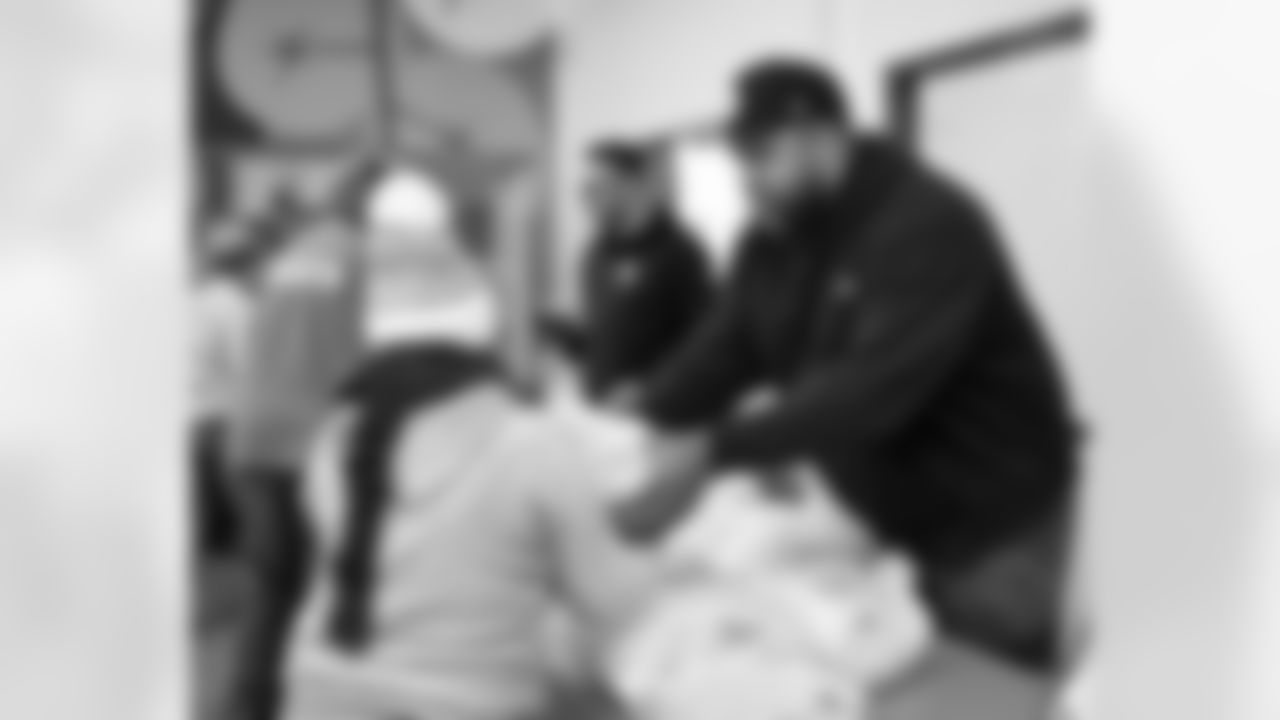 Pittsburgh Steelers defensive tackle Cameron Heyward (97), with the help of his teammates, distributes turkeys and fixings for Thanksgiving meals to members of the community at the Greater Pittsburgh Community Food Bank, Monday, Nov. 17, 2025 in Duquesne, PA. (Alysa Rubin / Pittsburgh Steelers)