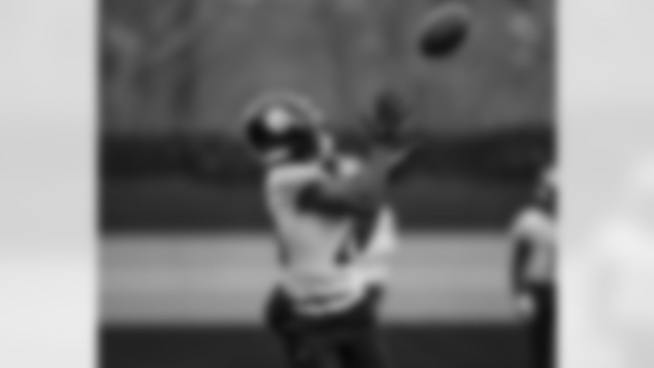 Pittsburgh Steelers running back Kaleb Johnson (20) during practice at the UPMC Rooney Sports Complex preparing for a Week 12 matchup against the Chicago Bears, Friday, Nov. 21, 2025 in Pittsburgh, PA. (Alysa Rubin / Pittsburgh Steelers)