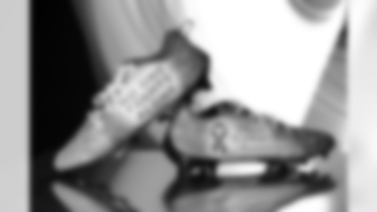 Pittsburgh Steelers cornerback/punt returner Donte Kent (34) will showcase his custom cleats supporting breast cancer awareness during Week 13. (Alysa Rubin / Pittsburgh Steelers)