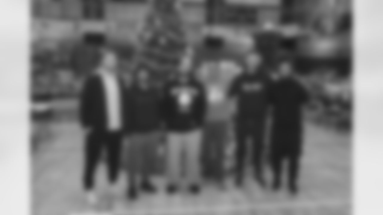 The Pittsburgh Steelers, Best of the Batch Foundation and Giant Eagle packed and distributed groceries for the holidays to families in need on Tuesday, Dec. 16, 2025 in Homestead, PA. (Josh Veon / Pittsburgh Steelers)