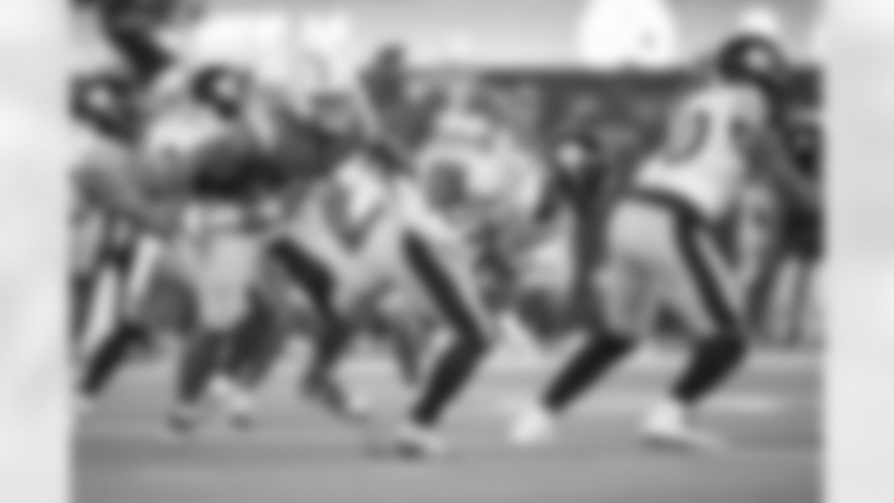 Pittsburgh Steelers running back Kenneth Gainwell (14) during a regular season game between the Pittsburgh Steelers and the Los Angeles Chargers, Sunday, Nov. 9, 2025 in Inglewood, CA. The Chargers beat the Steelers 25-10. (Karl Roser / Pittsburgh Steelers)