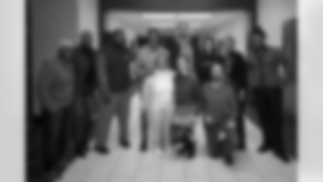 Pittsburgh Steelers tight end Pat Freiermuth (88) held a Thanksgiving dinner for local youth at Hosanna House on Tuesday, Nov. 25, 2025 in Pittsburgh, PA. (Taylor Ollason / Pittsburgh Steelers)