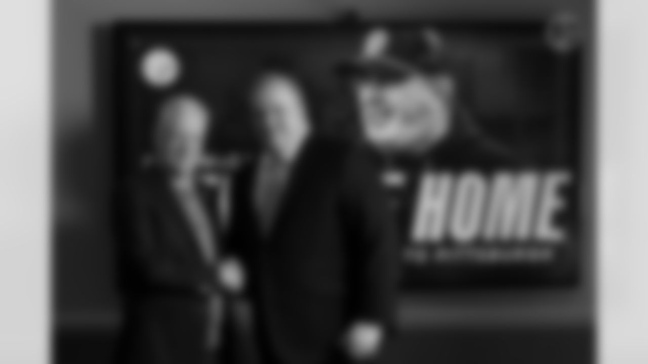 Pittsburgh Steelers head coach Mike McCarthy signs his contract at the UPMC Rooney Sports Complex, Tuesday, Jan. 27, 2026 in Pittsburgh, PA. (Karl Roser / Pittsburgh Steelers)