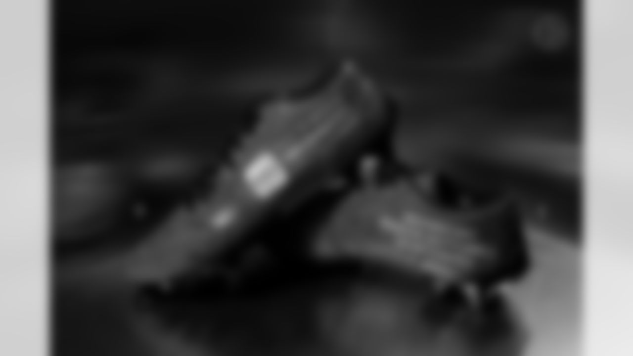 Pittsburgh Steelers defensive tackle Esezi Otomewo (93) will showcase his custom cleats supporting Public Health Informatics Institute during Week 13. (Alysa Rubin / Pittsburgh Steelers)