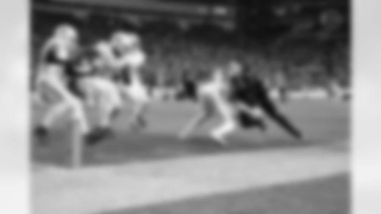 Pittsburgh Steelers running back Kenneth Gainwell (14) during a regular season game between the Pittsburgh Steelers and the Miami Dolphins, Monday, Dec. 15, 2025 in Pittsburgh, PA. (Alysa Rubin / Pittsburgh Steelers)