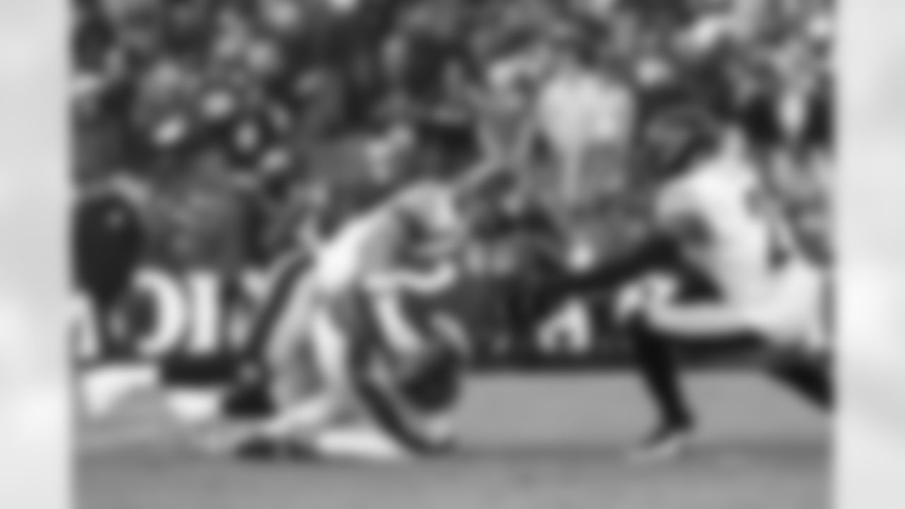 Pittsburgh Steelers linebacker Alex Highsmith (56) and Pittsburgh Steelers defensive back Chuck Clark (21) during a regular season game between the Pittsburgh Steelers and the Baltimore Ravens, Sunday, Dec. 7, 2025 in Baltimore, MD. (Jared Wickerham / Pittsburgh Steelers)