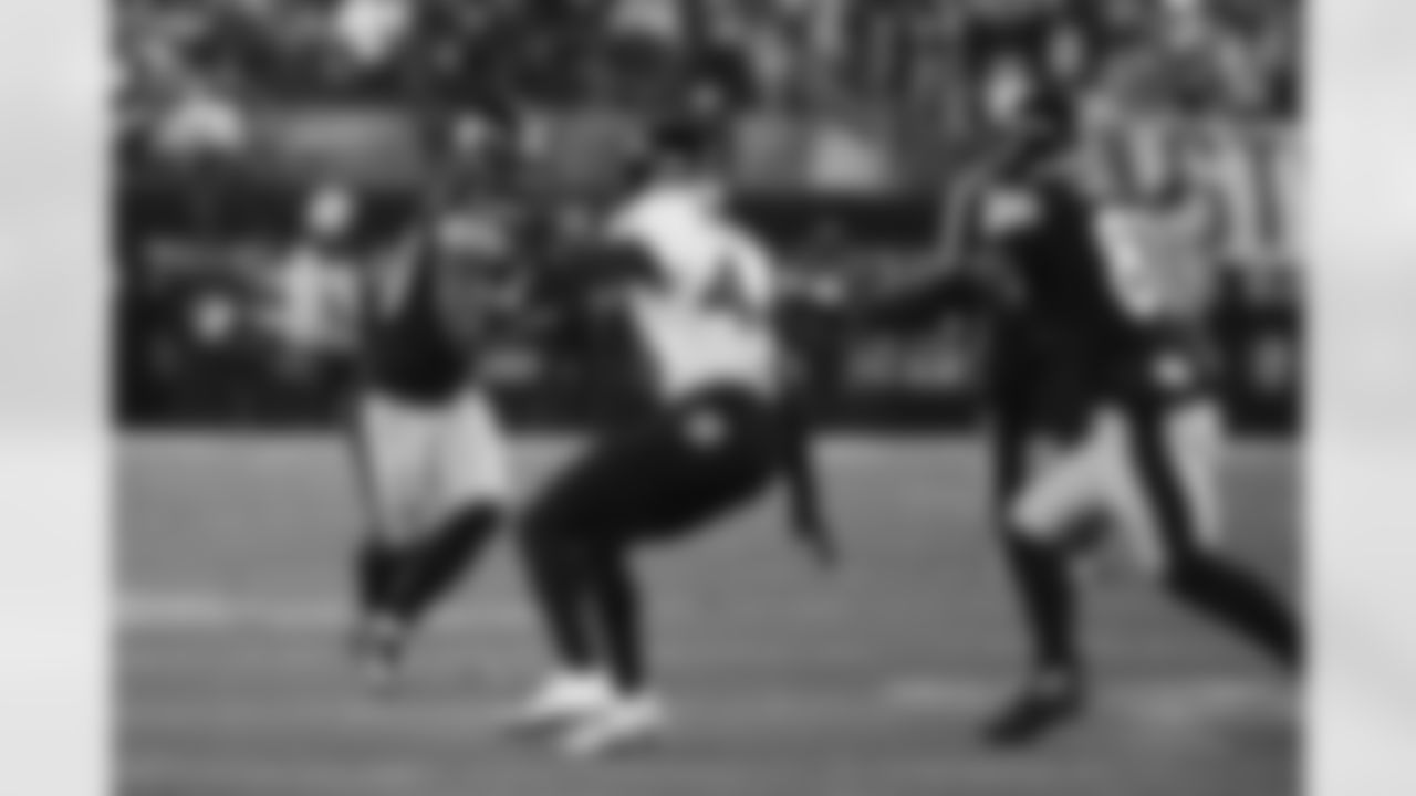 Pittsburgh Steelers running back Jaylen Warren (30) and Pittsburgh Steelers tight end Jonnu Smith (81) during a regular season game between the Pittsburgh Steelers and the Baltimore Ravens, Sunday, Jan. 4, 2026 in Pittsburgh, PA.  (Taylor Ollason / Pittsburgh Steelers)