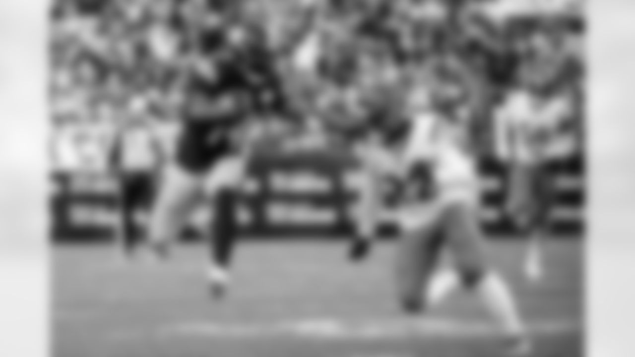 Pittsburgh Steelers running back Kenneth Gainwell (14) during a regular season game between the Pittsburgh Steelers and the Cincinnati Bengals, Sunday, Nov. 16, 2025 in Pittsburgh, PA. This is peak action, but elevated. As Gainwell ran, he leapt in the air while stiff-arming Geno Stone. (Taylor Ollason / Pittsburgh Steelers)
Model: Nikon D6 Lens(mm): 250 ISO: 2500 Aperture: 4 Shutter: 1/2000