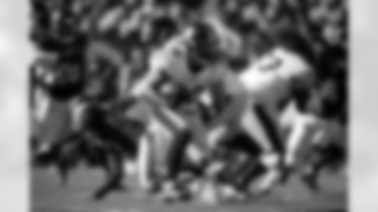 Pittsburgh Steelers running back Jaylen Warren (30) runs the ball during a regular season game between the Pittsburgh Steelers and the Chicago Bears, Sunday, Nov. 23, 2025 in Chicago, IL. The Bears beat the Steelers 31-28. (Karl Roser / Pittsburgh Steelers)