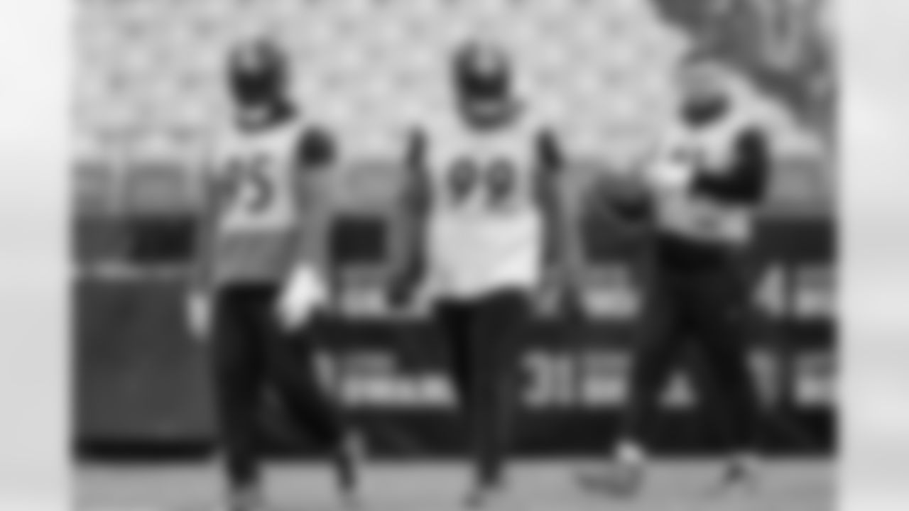 Pittsburgh Steelers defensive tackle Keeanu Benton (95), Pittsburgh Steelers defensive tackle Derrick Harmon (99) and Pittsburgh Steelers defensive end Logan Lee (91) during practice at Acrisure Stadium preparing for a Week 18 matchup against the Baltimore Ravens, Friday, Jan. 2, 2026 in Pittsburgh, PA. (Alysa Rubin / Pittsburgh Steelers)