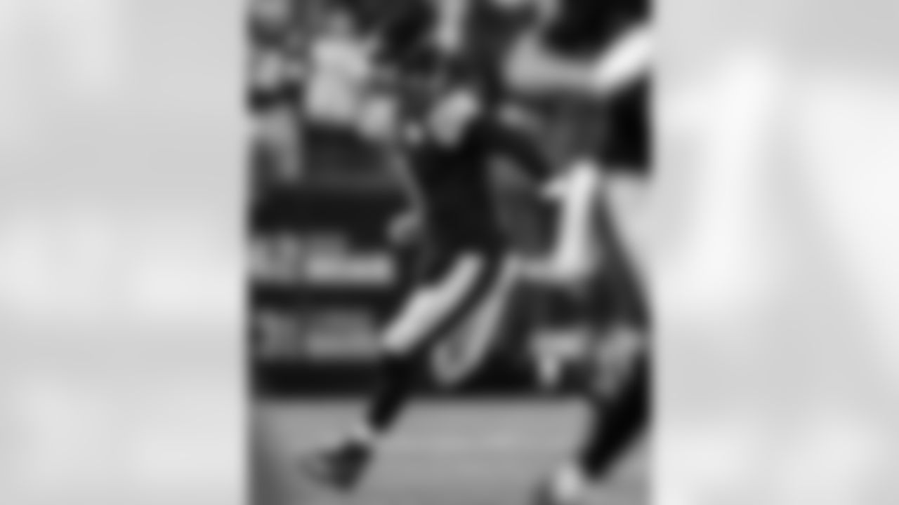 Pittsburgh Steelers quarterback Aaron Rodgers (8) celebrates scoring a touchdown during a regular season game against the Baltimore Ravens, Sunday, Jan. 4, 2026 in Pittsburgh, PA. The Steelers defeated the Ravens 26-24. (Alysa Rubin / Pittsburgh Steelers)