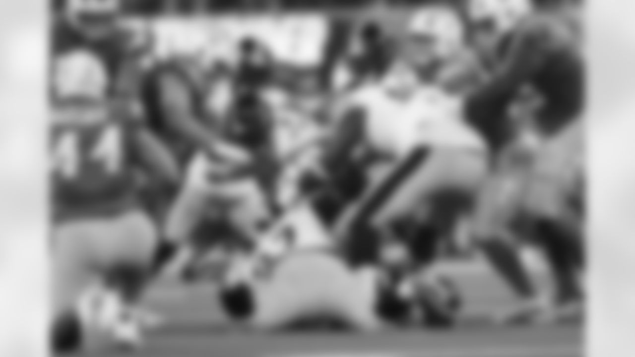 Pittsburgh Steelers defensive tackle Cameron Heyward (97) Pittsburgh Steelers linebacker Patrick Queen (6) Pittsburgh Steelers cornerback Joey Porter Jr. (24) during a regular season game between the Pittsburgh Steelers and the Los Angeles Chargers, Sunday, Nov. 9, 2025 in Inglewood, CA. (Alysa Rubin / Pittsburgh Steelers)