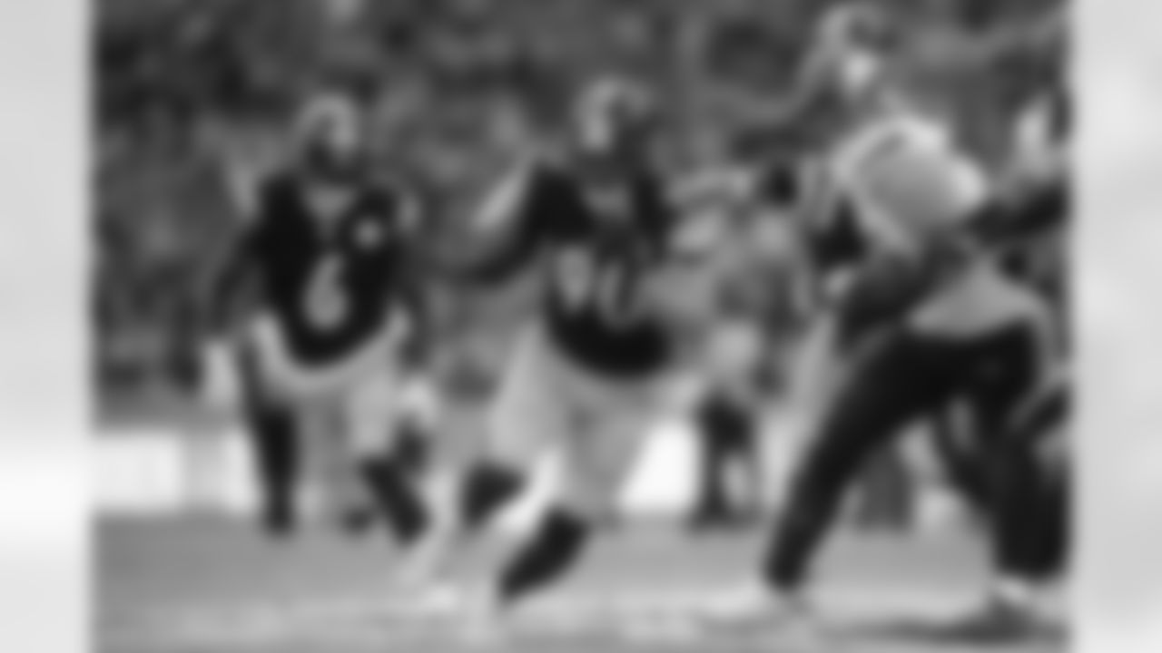 Pittsburgh Steelers linebacker T.J. Watt (90) intercepts a pass during a regular season game against the Minnesota Vikings, Sunday, Sept. 28, 2025 in Dublin, Ireland. The Steelers defeated the Vikings 24-21. (Alysa Rubin/ Pittsburgh Steelers)