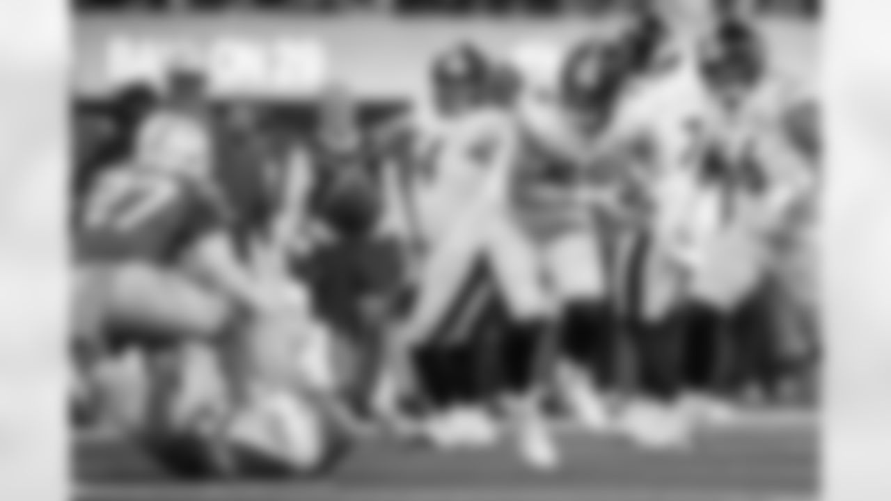 Pittsburgh Steelers tight end Pat Freiermuth (88) runs the ball during a regular season game against the Los Angeles Chargers, Sunday, Nov. 9, 2025 in Inglewood, CA. The Chargers beat the Steelers 25-10. (Alysa Rubin / Pittsburgh Steelers)