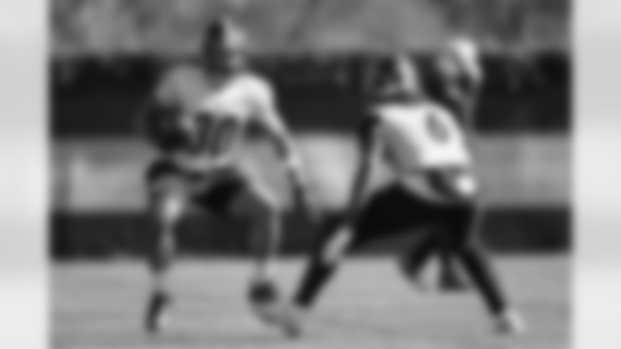 Pittsburgh Steelers running back Jaylen Warren (30) and Pittsburgh Steelers linebacker Patrick Queen (6) during practice at the UPMC Rooney Sports Complex preparing for a Week 9 matchup against the Indianapolis Colts, Friday, Oct. 31, 2025 in Pittsburgh, PA. (Alysa Rubin / Pittsburgh Steelers)