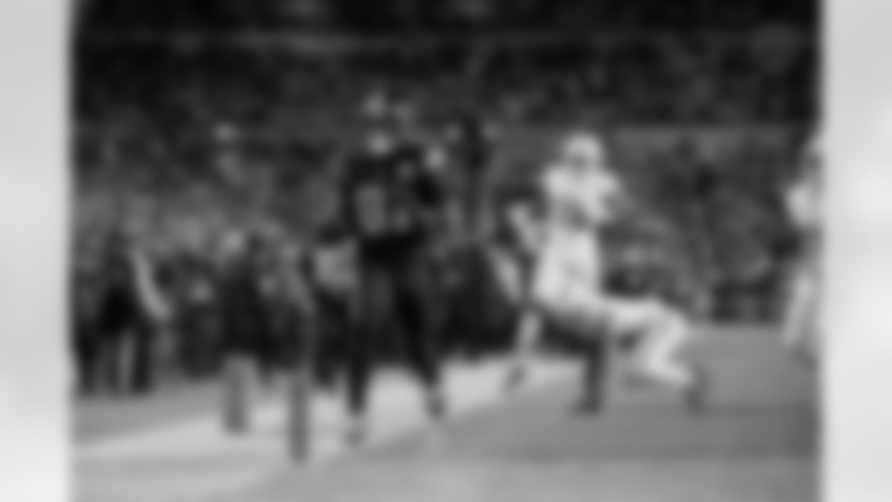 Pittsburgh Steelers tight end Jonnu Smith (81) runs for a touchdown during a regular season game between the Pittsburgh Steelers and the Miami Dolphins, Monday, Dec. 15, 2025 in Pittsburgh, PA. The Steelers defeated the Dolphins 28-15. (Karl Roser / Pittsburgh Steelers)