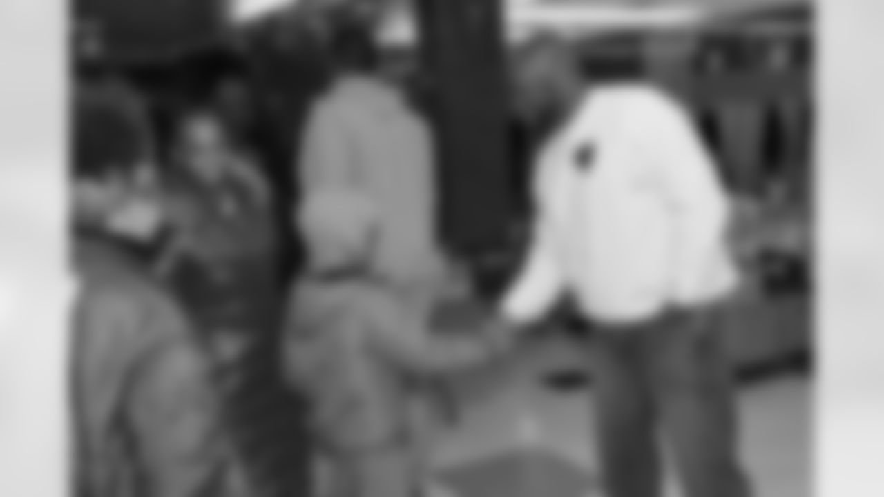 Pittsburgh Steelers head coach Mike Tomlin distributes food to those in need during the holidays Thursday, Dec. 18, 2025 in Pittsburgh, PA. (Karl Roser / Pittsburgh Steelers)