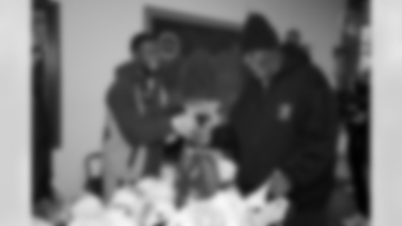 Pittsburgh Steelers tight end Jonnu Smith (81) held a Thanksgiving distribution at Greater Pittsburgh Community Food Bank to help community members prepare for their Thanksgiving dinner, Tuesday, Nov. 18, 2025 in Duquesne, PA. (Karl Roser / Pittsburgh Steelers)