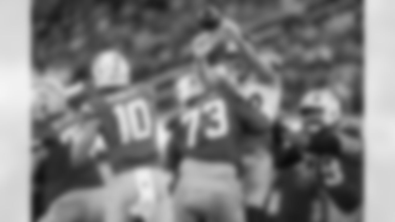 Pittsburgh Steelers linebacker T.J. Watt (90) deflects a pass during a regular season game against the Los Angeles Chargers, Sunday, Nov. 9, 2025 in Inglewood, CA. The Chargers beat the Steelers 25-10. (Alysa Rubin / Pittsburgh Steelers)