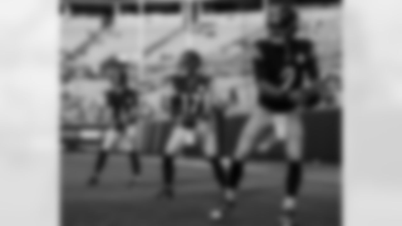 Pittsburgh Steelers quarterback Mason Rudolph (2), Pittsburgh Steelers quarterback Skylar Thompson (17) and Pittsburgh Steelers quarterback Logan Woodside (6) during a preseason game between the Pittsburgh Steelers and the Carolina Panthers, on Thursday August 21, 2025 in Charlotte, NC. (Taylor Banner / Pittsburgh Steelers)