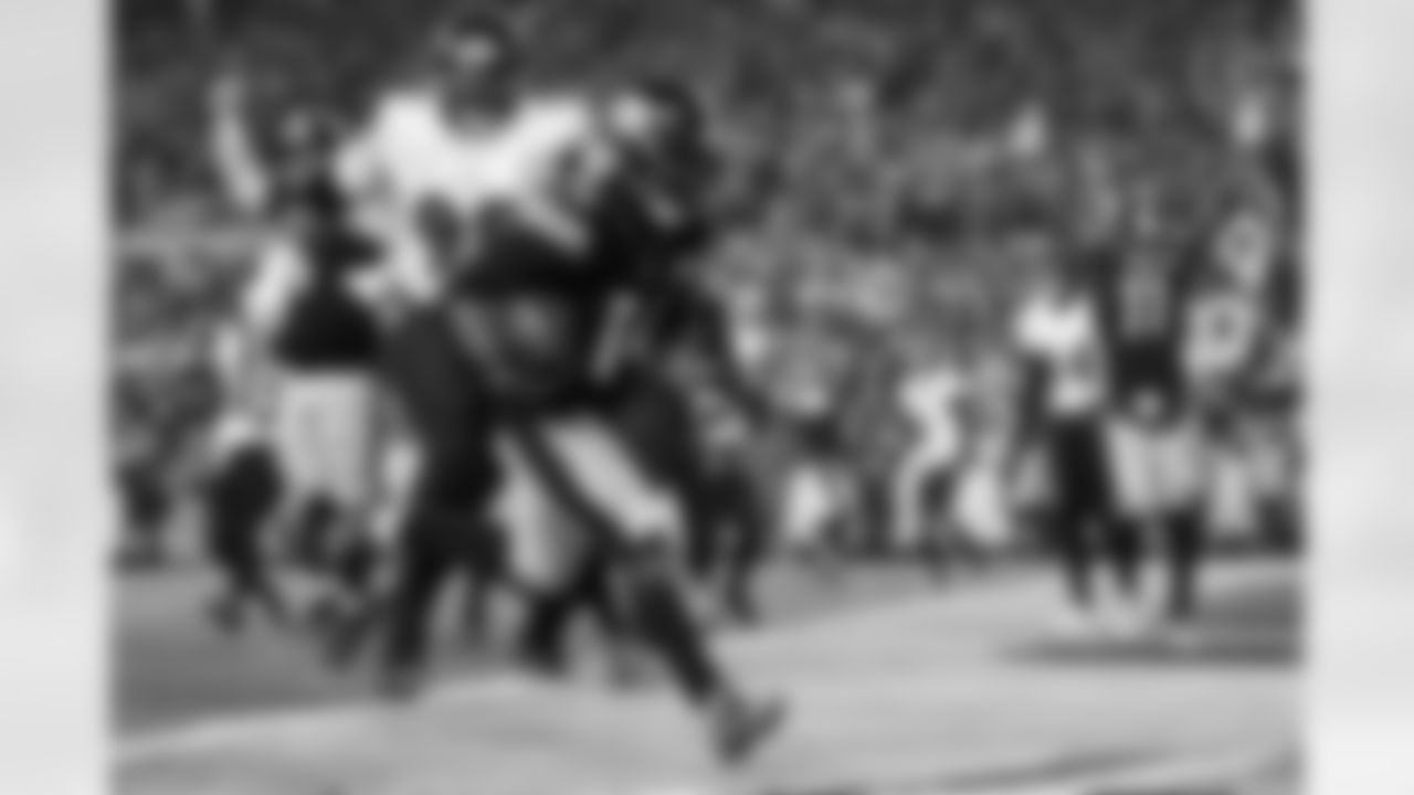 Pittsburgh Steelers running back Kenneth Gainwell (14) runs for a touchdown during a regular season game against the Baltimore Ravens, Sunday, Jan. 4, 2026 in Pittsburgh, PA. The Steelers defeated the Ravens 26-24. (Alysa Rubin / Pittsburgh Steelers)