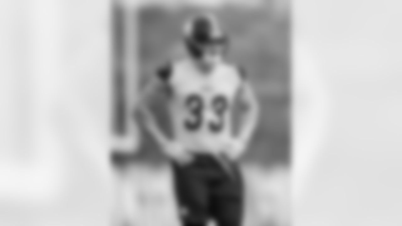 Pittsburgh Steelers linebacker Jack Sawyer (33) participates in the Steelers rookie minicamp at the UPMC Rooney Sports Complex, Friday, May 9, 2025 in Pittsburgh, PA. (Karl Roser / Pittsburgh Steelers)