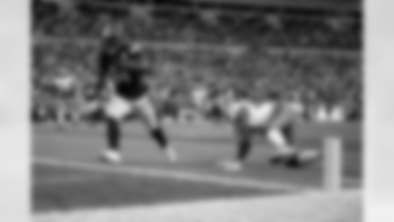 Pittsburgh Steelers running back Kenneth Gainwell (14) runs for a touchdown during a regular season game against the Cincinnati Bengals, Sunday, Nov. 16, 2025 in Pittsburgh, PA. The Steelers defeated the Bengals 34-12. (Alysa Rubin / Pittsburgh Steelers)