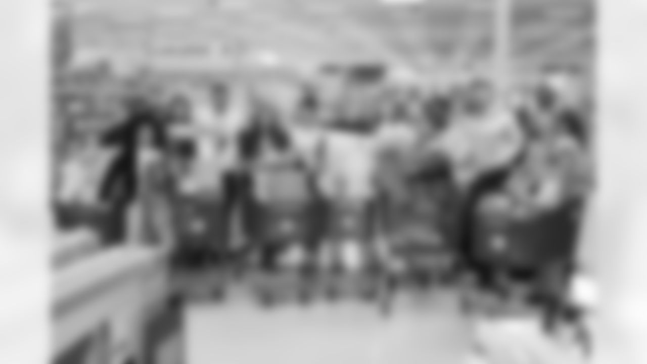 Pittsburgh Steelers long snapper Christian Kuntz (46),takes families on a holiday shopping trip on Friday, Dec. 5, 2025 in Pittsburgh, PA. ( Josh Veon / Pittsburgh Steelers)