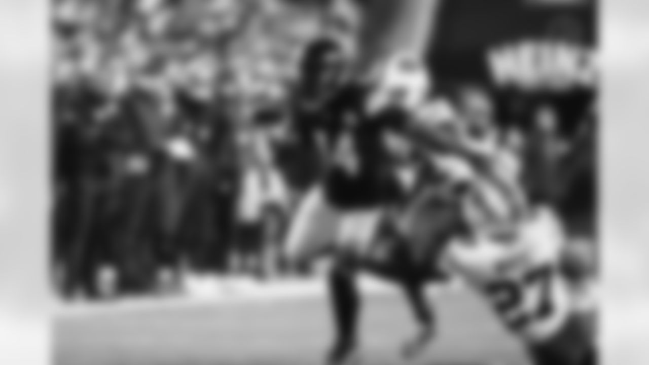 Pittsburgh Steelers running back Kenneth Gainwell (14) during a regular season game between the Pittsburgh Steelers and the Buffalo Bills, Sunday, Nov. 30, 2025 in Pittsburgh, PA.  (Arron Anastasia / Pittsburgh Steelers)