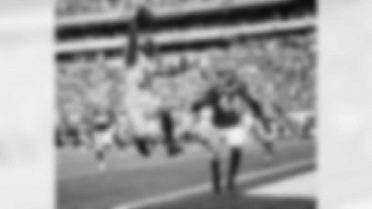 Pittsburgh Steelers running back Jaylen Warren (30) leaps into the end zone for a touchdown during a regular season game between the Pittsburgh Steelers and the New York Jets, Sunday, Sept. 7, 2025 in East Rutherford, NJ. The Steelers defeated the Jets 34-32. (Karl Roser / Pittsburgh Steelers)