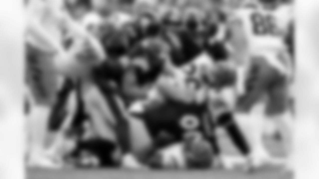 Pittsburgh Steelers linebacker Patrick Queen (6), defensive tackle Derrick Harmon (99) during a regular season game between the Pittsburgh Steelers and the Cincinnati Bengals, Sunday, Nov. 16, 2025 in Pittsburgh, PA. (Karl Roser / Pittsburgh Steelers)