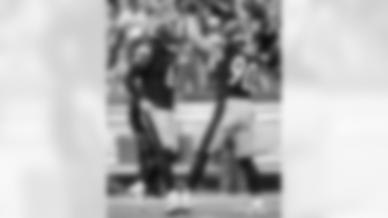 Pittsburgh Steelers linebacker Patrick Queen (6) and Pittsburgh Steelers linebacker T.J. Watt (90) during a regular season game between the Pittsburgh Steelers and the Cincinnati Bengals, Sunday, Nov. 16, 2025 in Pittsburgh, PA. The Steelers defeated the Bengals 34-12. (Karl Roser / Pittsburgh Steelers)