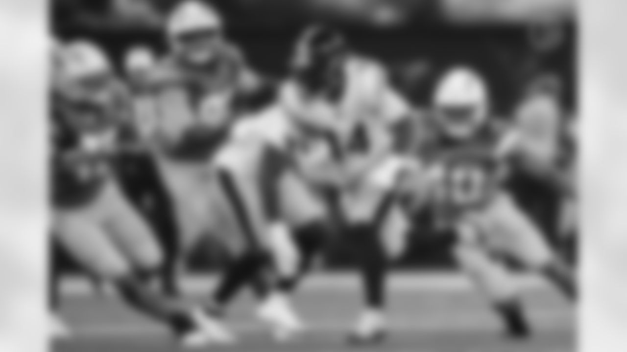 Pittsburgh Steelers running back Kenneth Gainwell (14) during a regular season game between the Pittsburgh Steelers and the Los Angeles Chargers, Sunday, Nov. 9, 2025 in Inglewood, CA. (Alysa Rubin / Pittsburgh Steelers)