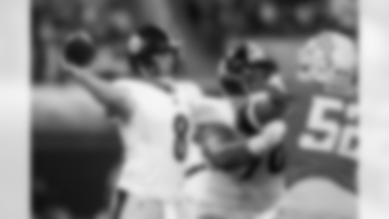 Pittsburgh Steelers quarterback Aaron Rodgers (8) throws the ball during a regular season game against the Los Angeles Chargers, Sunday, Nov. 9, 2025 in Inglewood, CA. The Chargers beat the Steelers 25-10. (Alysa Rubin / Pittsburgh Steelers)