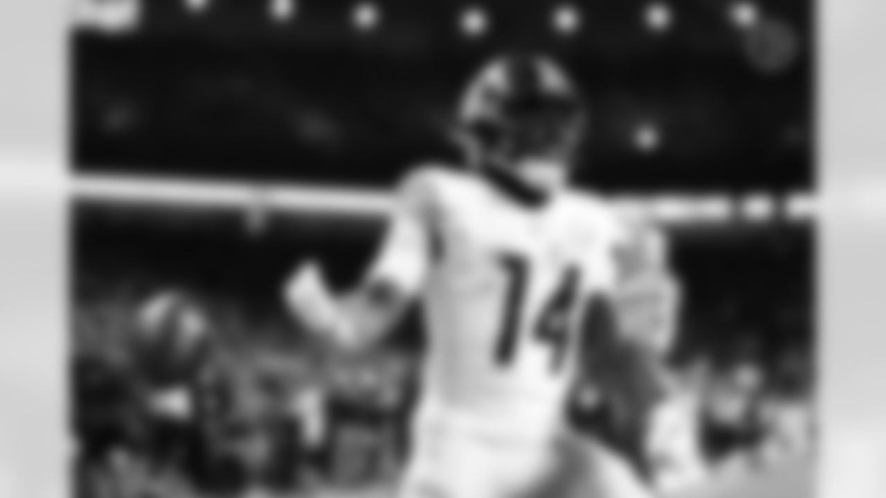 Pittsburgh Steelers running back Kenneth Gainwell (14) during a regular season game between the Pittsburgh Steelers and the Detroit Lions, Sunday, Dec. 21, 2025 in Detroit, MI. (Jared Wickerham / Pittsburgh Steelers)