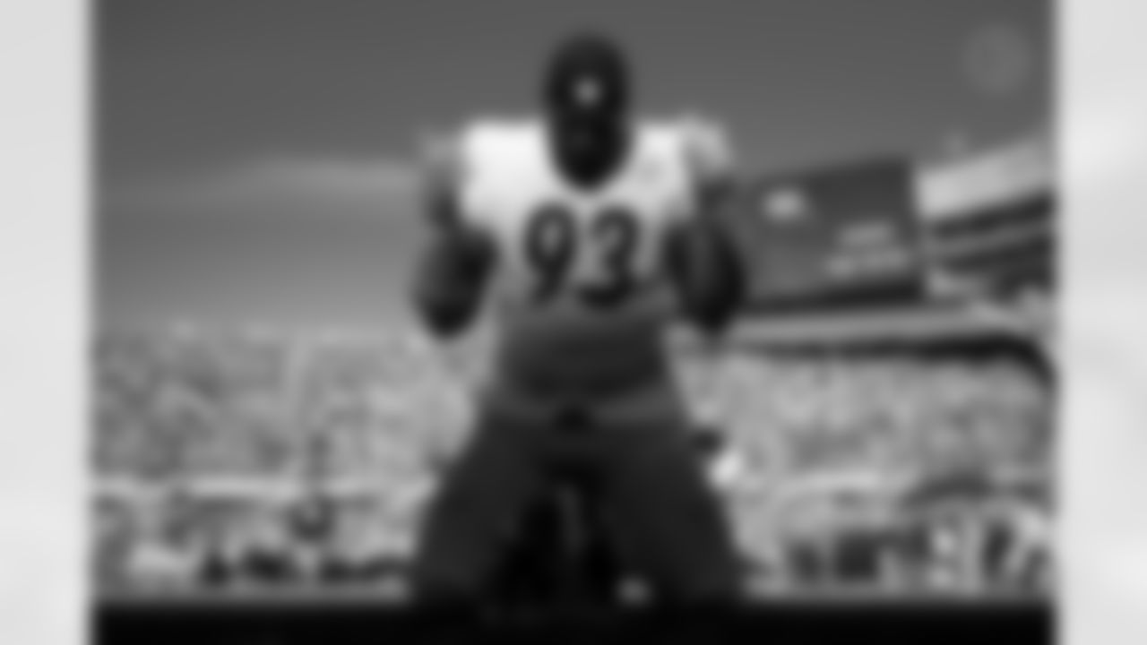 Pittsburgh Steelers defensive tackle Esezi Otomewo (93) prays prior to a regular season game against the Chicago Bears, Sunday, Nov. 23, 2025 in Chicago, IL. The Bears beat the Steelers 31-28. (Alysa Rubin / Pittsburgh Steelers)