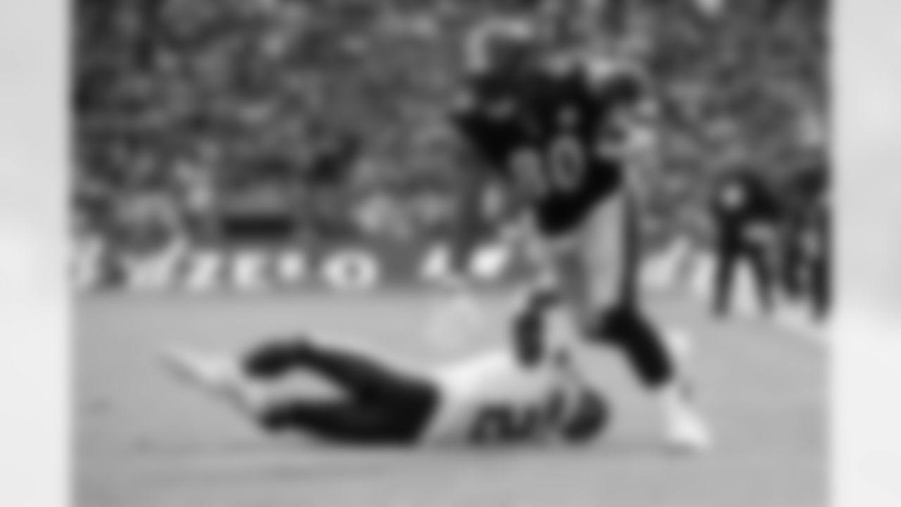 Pittsburgh Steelers tight end Darnell Washington (80) stiff arms an opponent during a regular season game against the Minnesota Vikings, Sunday, Sept. 28, 2025 in Dublin, Ireland. The Steelers defeated the Vikings 24-21. (Alysa Rubin/ Pittsburgh Steelers)