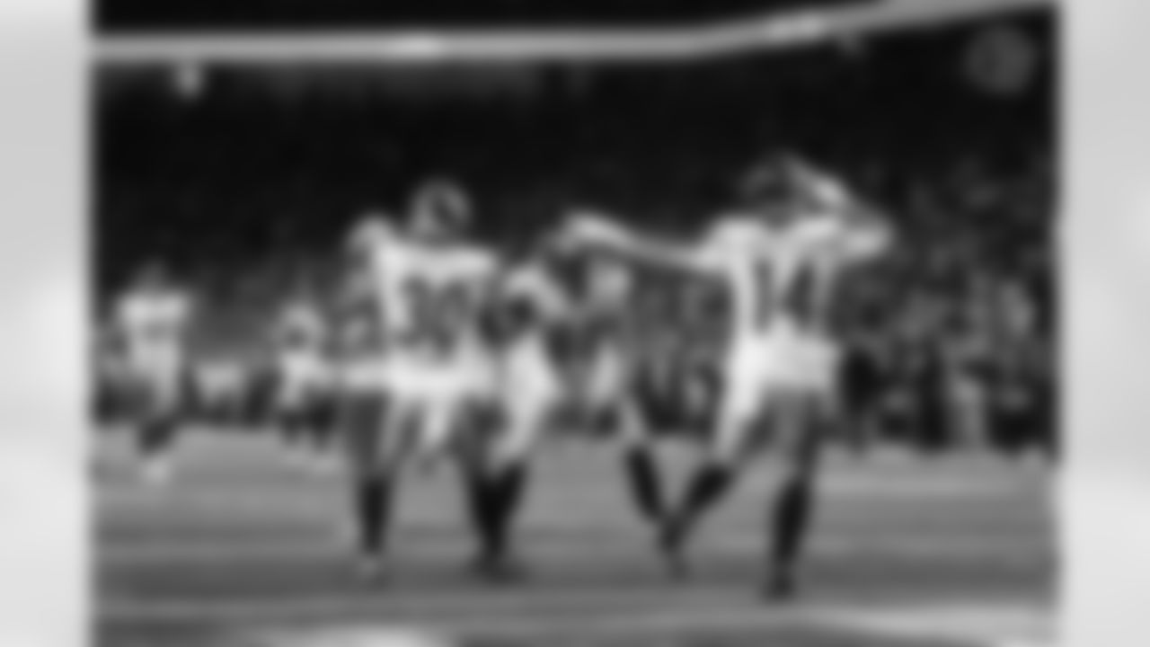 Pittsburgh Steelers running back Jaylen Warren (30), Pittsburgh Steelers tight end/fullback Connor Heyward (83) and Pittsburgh Steelers running back Kenneth Gainwell (14) during a regular season game between the Pittsburgh Steelers and the Detroit Lions, Sunday, Dec. 21, 2025 in Detroit, MI. (Alysa Rubin / Pittsburgh Steelers)