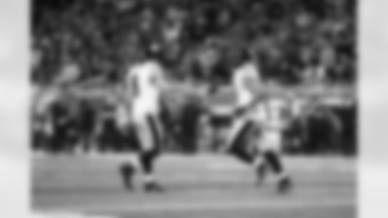 Pittsburgh Steelers quarterback Aaron Rodgers (8) and Pittsburgh Steelers tight end/fullback Connor Heyward (83) during a regular season game between the Pittsburgh Steelers and the Detroit Lions, Sunday, Dec. 21, 2025 in Detroit, MI. (Jared Wickerham / Pittsburgh Steelers)