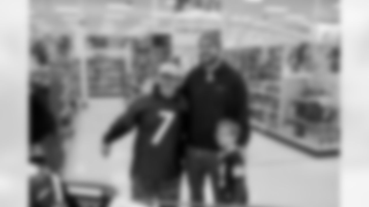 Pittsburgh Steelers tight end Pat Freiermuth (88) takes families from Family Care Connection Centers on a holiday shopping trip, Wednesday, Dec. 4, 2024 in Pittsburgh, PA. (#1\ / Pittsburgh Steelers)