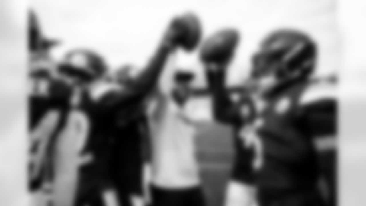 Pittsburgh Steelers secondary coach Gerald Alexander and the defensive backs prior to a regular season game between the Pittsburgh Steelers and the Indianapolis Colts, Sunday, Nov. 2, 2025 in Pittsburgh, PA. The Steelers defeated the Colts 27-20. (Alysa Rubin / Pittsburgh Steelers)
